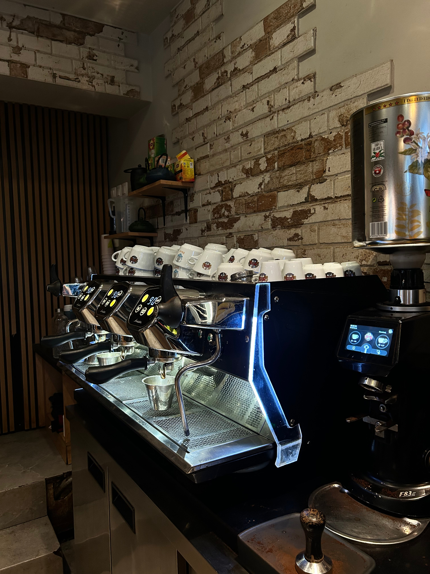 Cactus Coffee Bar Χαϊδάρι — μηχανή espresso και specialty coffee στην πλατεία του Δάσους Χαϊδαρίου